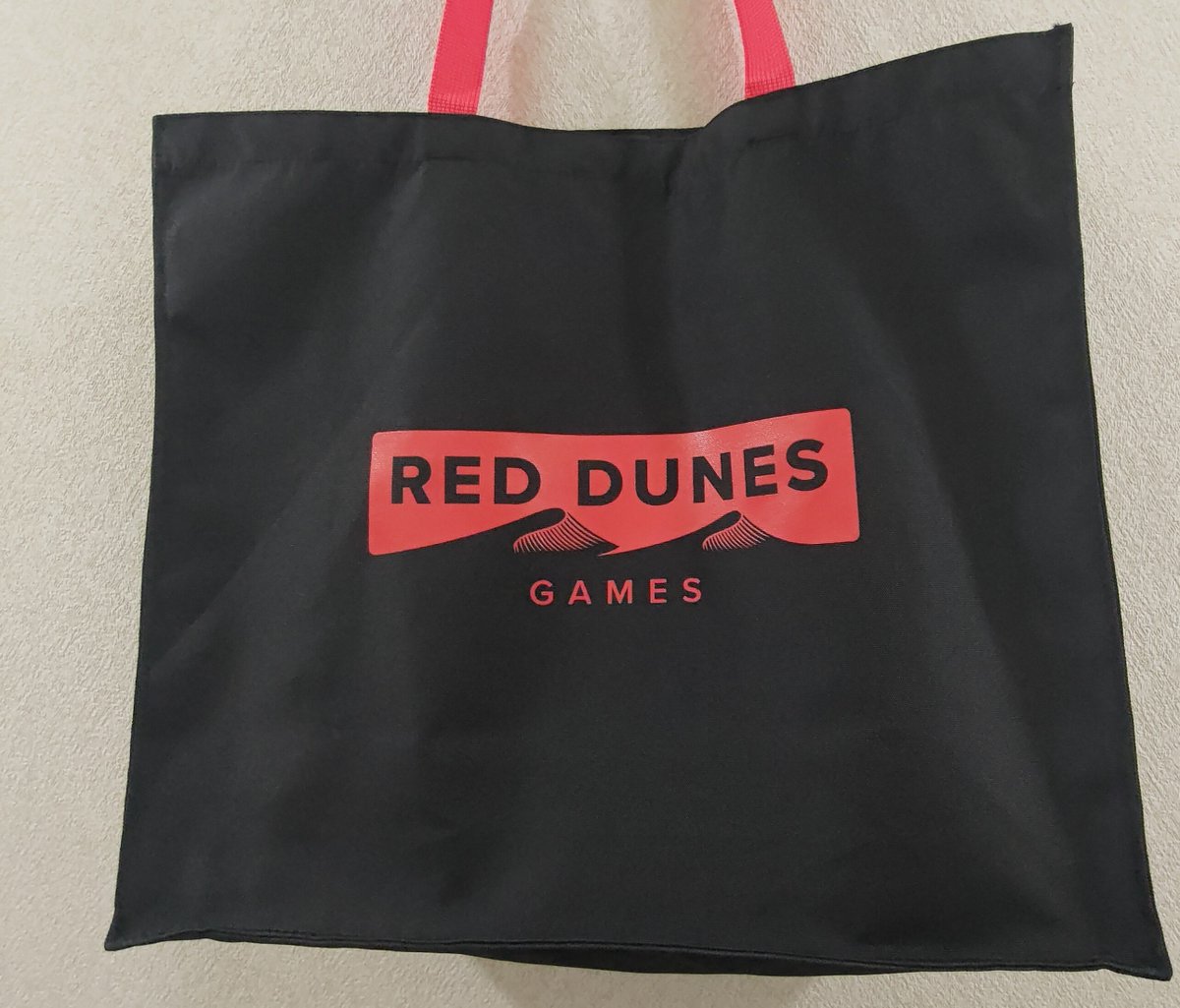 magurodon_yuki's tweet photo. そういやTGSで #reddunesgames 行った時貰った試供品のバッグが大変良かった
耐水、蓋できる、普通に売られてる高めのエコバッグ並に頑丈、デザインかっけぇで有難い
大雨の中で荷物全部これに詰め込んで帰宅したら何も濡れずに帰れた神 https://t.co/WxiqLoZF8S