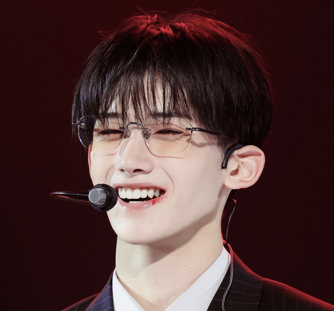 onagirin's tweet photo. the folded ear 😭 the eyes are gone 😭 the hair down bangs 😭 the rimless glasses 😭 the blood stain on the edge of the mouth 😭 the pretty nose shape 😭 the sharp chiseled jawline 😭 the big smile 😭 jo 😭 jojo 😭 youre too perfect 😭 https://t.co/ClUF7t59wQ