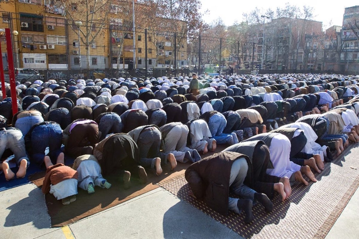 LiderSuprem_'s tweet photo. El veritable racisme és despreciar els costums, llengua i valors del país que t'acull i a sobre titllar-lo de racista perquè no et deixa imposar els teus.

L'islam és incompatible amb els valors d'occident. https://t.co/I29Uw58mQ1