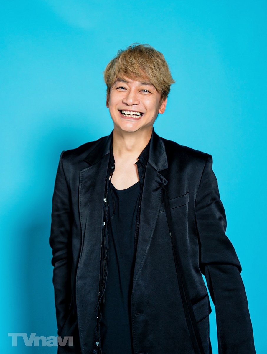 TVnavi_PR's tweet photo. 【TVnavi10月号 発売中】WOWOWで放送・配信中の「連続ドラマW 東野圭吾 #虚ろな十字架」に主演中の #香取慎吾 さん。共演の赤楚衛二さんと対面し、「背が高くて、カッコいい」と思ったそうですが後で自分のほうが背が高いことを周囲に指摘され、ほんわかと照れていたのが印象的でした。誌面ではドラマのイメージと今の香取さんの素に近いイメージの２シチュエーションを撮影しましたが、カメラマンの「素の香取さんってどんな感じなんでしょう？」との言葉にイタズラっぽくもとびきりの笑顔を向ける姿が最高にパーフェクトビジネスアイドルでした。

第1話〈無料〉配信開始中
https://t.co/iYkXXAsJ0O