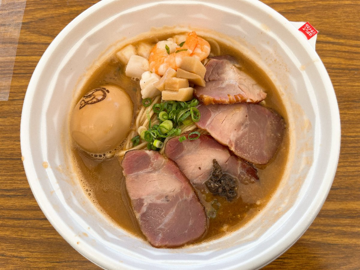 ihceso_XR's tweet photo. えびそば 緋彩(中野ラーメン祭)
黒トリュフ香る伊勢海老濃厚白湯
特製トッピング

なんかよく知ってる店主さんが働いててビックリした。
イベント出店も美味しいけど、やはり店で食べたい気持ちもあり。
次は年末年始のタイミングかなあ。

みんな、すまん！www
 #チーム𝓜𝓮𝓷活動報告 https://t.co/qeln8PxJQJ