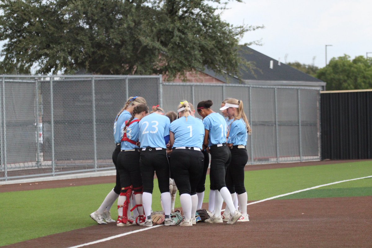 Braylee_Smart's tweet photo. We were warmed up and ready for our fall ball game against Coppell, but lightning had other plans! ⚡️🥎

We made the best of it with some team bonding over dinner, ice cream, and lots of laughs! Hopefully, the weather cooperates and we can get back on the field Thursday! ❤️💙 https://t.co/dEh3fNAwRi