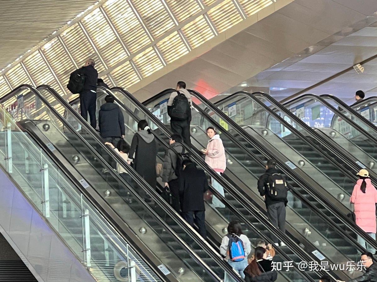 CePizzel's tweet photo. A stranger helped me carry my heavy suitcase up the stairs when the elevator was broken. No words needed, just a warm smile and a small act that made my whole day. https://t.co/R7NLmKjPD7