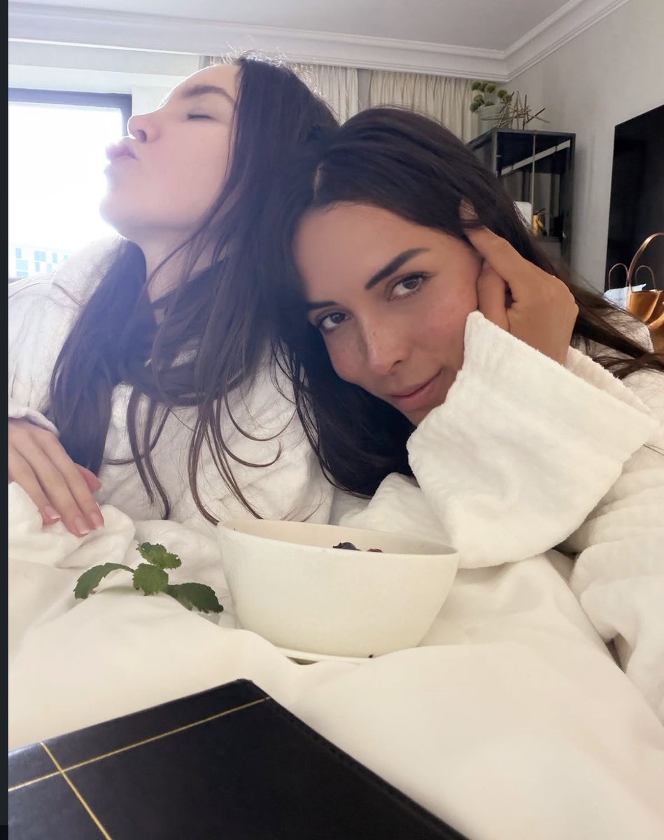 Ra0lin's tweet photo. Double B (Beli y Barbara) 🧚🏻🧚🏼 https://t.co/qzFZMnAd86