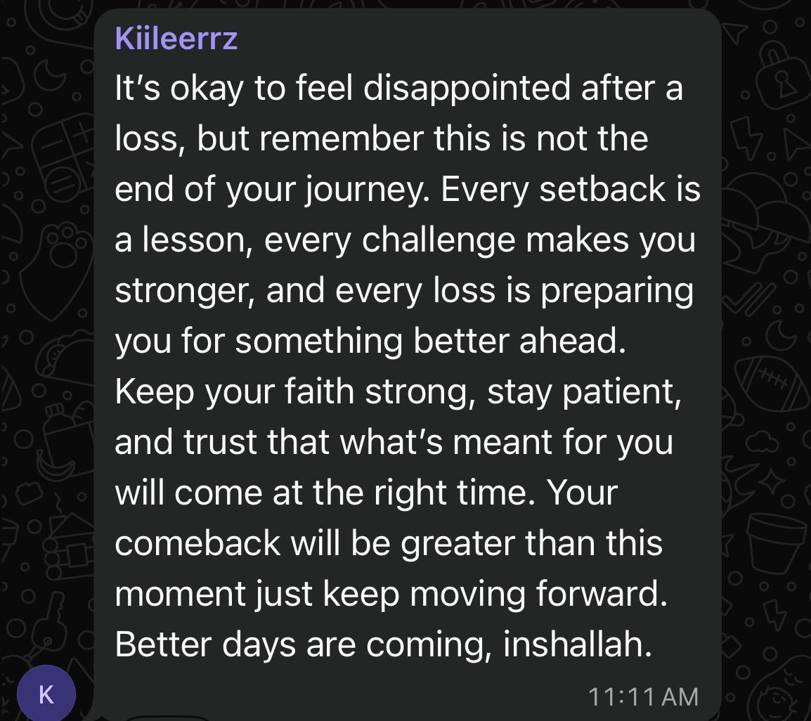 ZEEZ0_rl's tweet photo. بعد خيبة عدم التأهل لميجر باريس.. هذه كانت عقلية وكلمات اللاعبين خلف الكواليس! 🦅💚

الرسالة الأولى (Kiileerrz):
"لا بأس بالشعور بخيبة الأمل بعد الخسارة، لكن تذكّر أن هذه ليست نهاية رحلتك. فكل انتكاسة هي درس، وكل تحدٍ يجعلك أقوى، وكل خسارة تُعدّك لشيء أفضل في المستقبل.حافظ على قوة إيمانك، وتحلَّ بالصبر، وثق بأن ما قُدِّر لك سيأتيك في الوقت المناسب. عودتك ستكون أعظم من هذه اللحظة، فقط استمر في المضي قُدمًا.الأيام القادمة أفضل، إن شاء الله."

الرسالة الثانية (Dralii):
"يا شباب،
أعلم أننا قد لا نتمكن من التأهل إلى باريس (يعتمد ذلك على حظنا في البطولة الإقليمية القادمة)، لكنني أريدكم أن تعلموا أن هذا لا يهم؛ فما لم أكن مخطئًا، لدينا فرصة بنسبة 99% للتأهل إلى كأس العالم للرياضات الإلكترونية (EWC) وبطولة العالم (Worlds)، وسنتدرب كثيرًا حتى ذلك الحين من أجل الفوز."

عقلية تاريخية من لاعبين فالكــــونز جعلهم يحققون المستحيل ببطولتين 🏆🏆