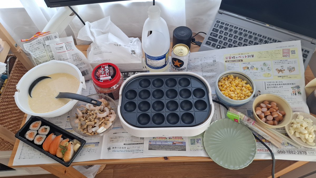 andy_wkwk_'s tweet photo. これより！タイニーデスクたこ焼きを遂行いたします！！！
食材はオーケーで調達いたしました https://t.co/nrHdXi4vaf