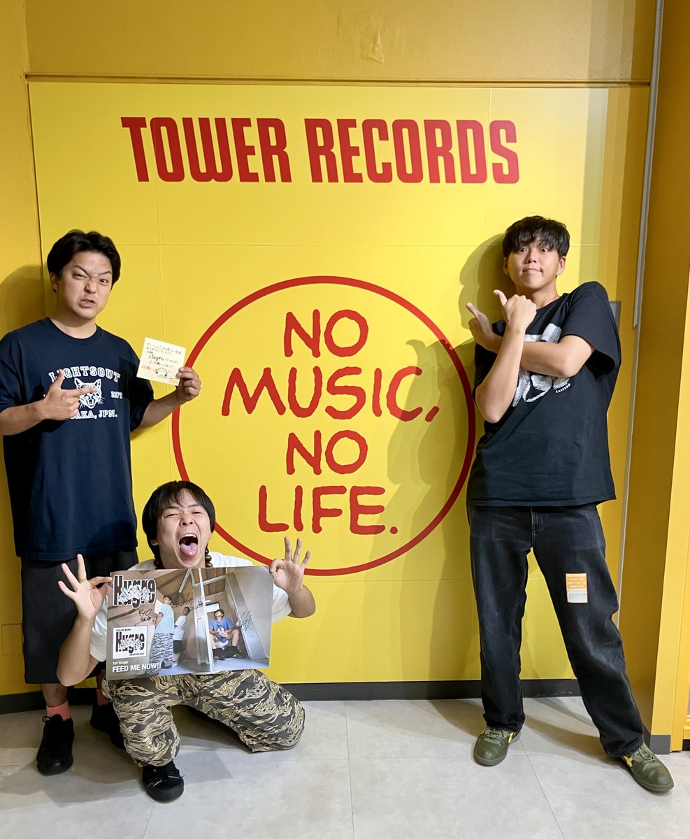 TOWER_NagoyaPrc's tweet photo. 【#Hugre】
1st single『FEED ME NOW!!』
好評発売中‼
Hugreの皆さまがナゴパルにご来店🙌
コメントカードと看板へサインいただいています!
是非店頭でご覧ください👀✨
本日、Party'sで17:15~
「GOLD RUSH 2026 -AUTUMN-」 にご出演🎸🎶 https://t.co/K8iAAGLJ4I