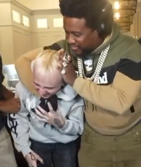 CrustyLovesKS's tweet photo. is this assault? https://t.co/A9emqX6Hf1