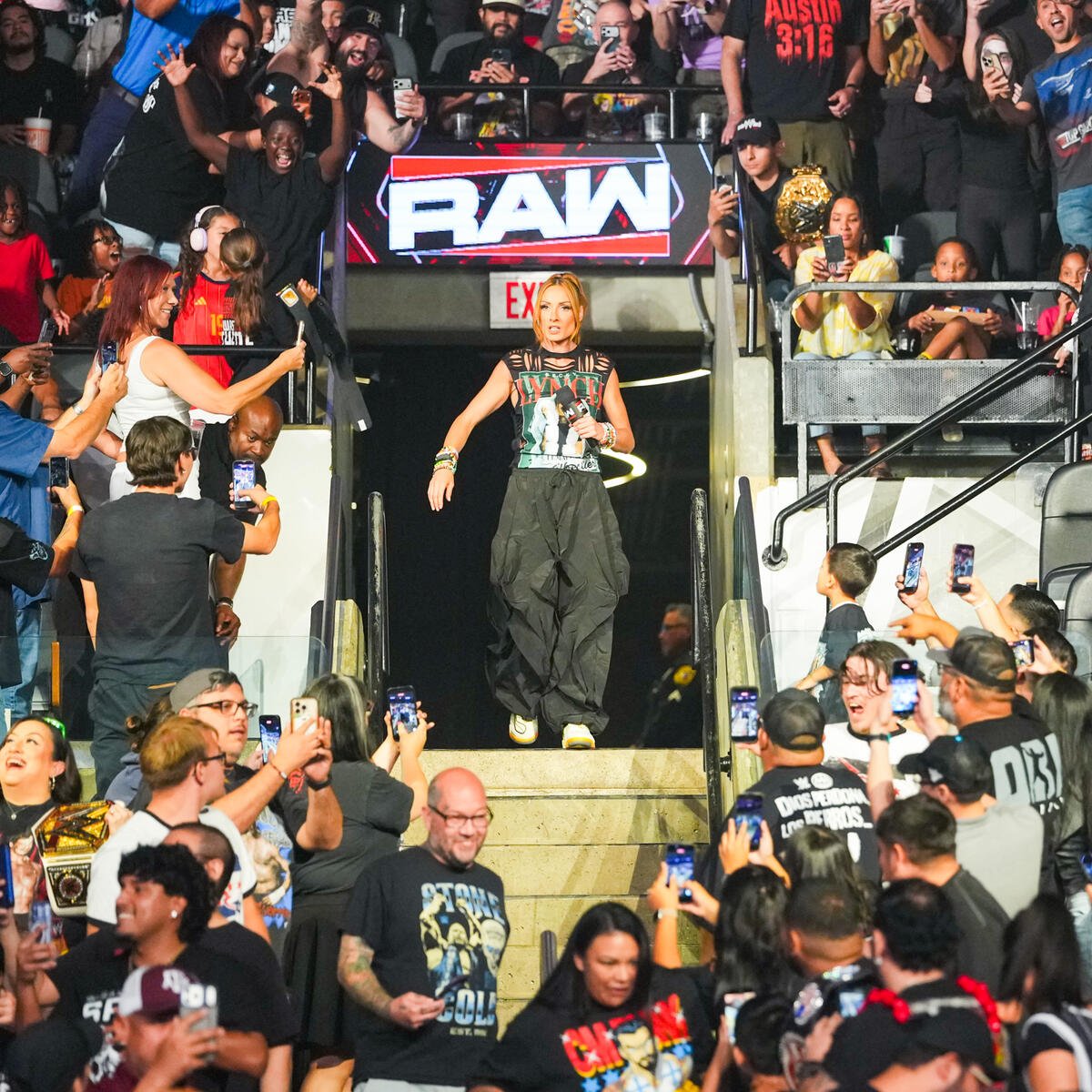 num1beckyplace's tweet photo. The Man Of The People is Back!!

#WWERAW 

Photo: WWE Gallery https://t.co/gtCH47VvoO