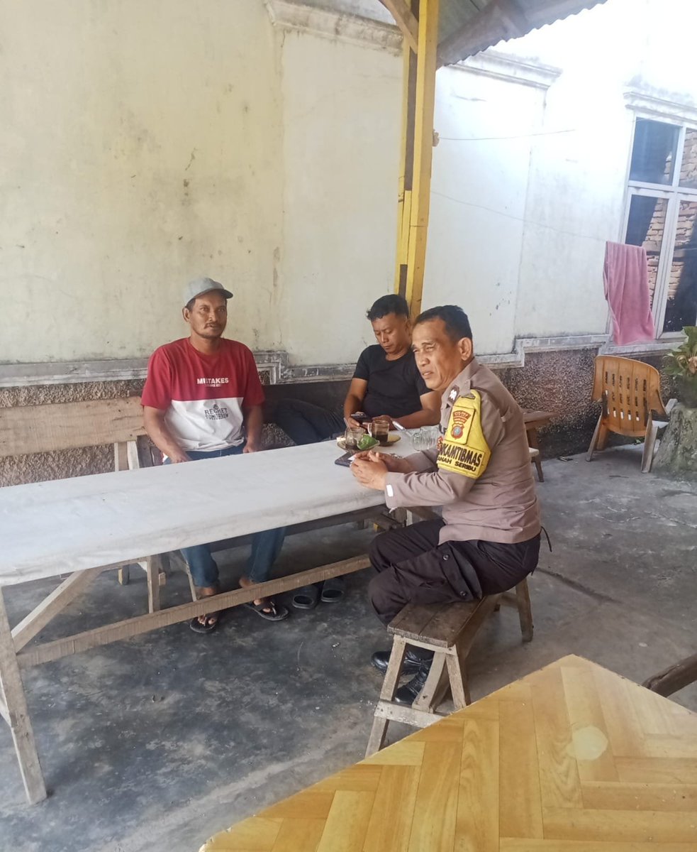 Humaspolsekbi11's tweet photo. Dalam pertemuan tersebut Bhabinkamtibmas mengingatkan masyarakat agar tidak terprovokasi oleh isu-isu hoaks dan isu sara yang dapat menimbulkan konflik horizontal di tengah masyarakat.
               https://t.co/DQX88TXaup https://t.co/7RZLQ7gyWx