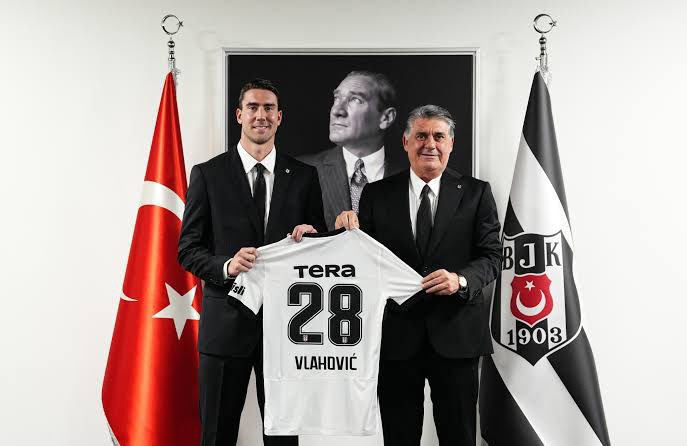AslanArma's tweet photo. Galatasaray'ın sırtında Tera, göğsünde Papara olsaydı ortalık yıkılırdı, niye kimse bu sponsorluk ikilisini konuşmuyor? https://t.co/zXn5FIGnsO