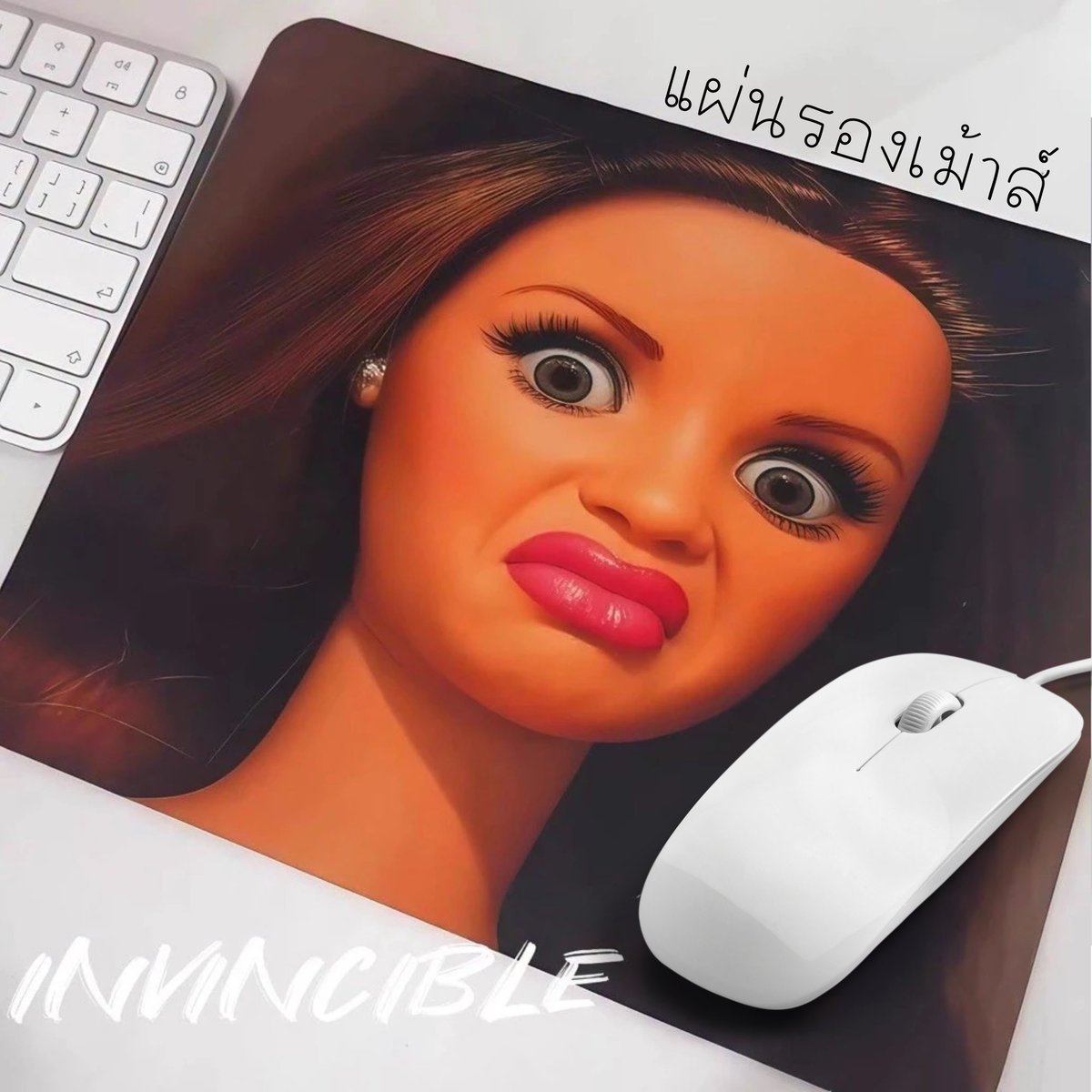 EIWIXECEII's tweet photo. Mouse Pad ขนาด 40*40cm เป็นแผ่นรองเม้าส์ที่เหมือนมีคนจ้องหน้าตลอดเวลา แล้วต่อไปนี้เวลาทำงานจะไม่เหงาแล้วนะ 🤣
