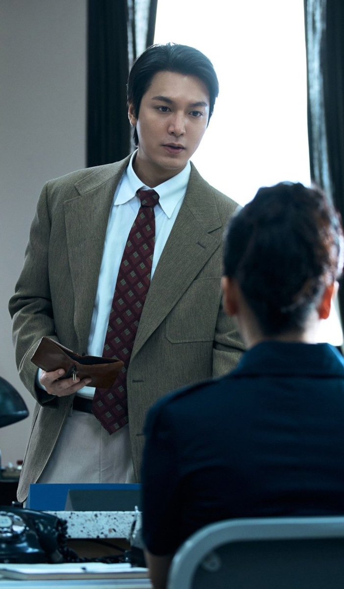 Hwendy2022's tweet photo. "#LeeMinHo,playing the rookie chaebol reporter" Young-il,delivers a delightful performance of the cartoonish character,contributing to the creation of a hopeful atmosphere.His growth narrative,starting as a sly youngest member &gradually acquiring ambition &passion."🖤
#Assassins https://t.co/66xGEFqHkE