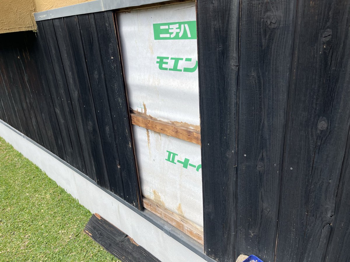 caddis46's tweet photo. 今日は外壁の板交換
なんとサッシ？！の裏にまでビス…(~_~;
メンテ前提にない設計でw 力技で抜きました
20年以上経過したけど、それほど割れがなければ塗装だけけで良さそう

#外壁メンテ #連休 #dıy https://t.co/YDK5jKHv6c