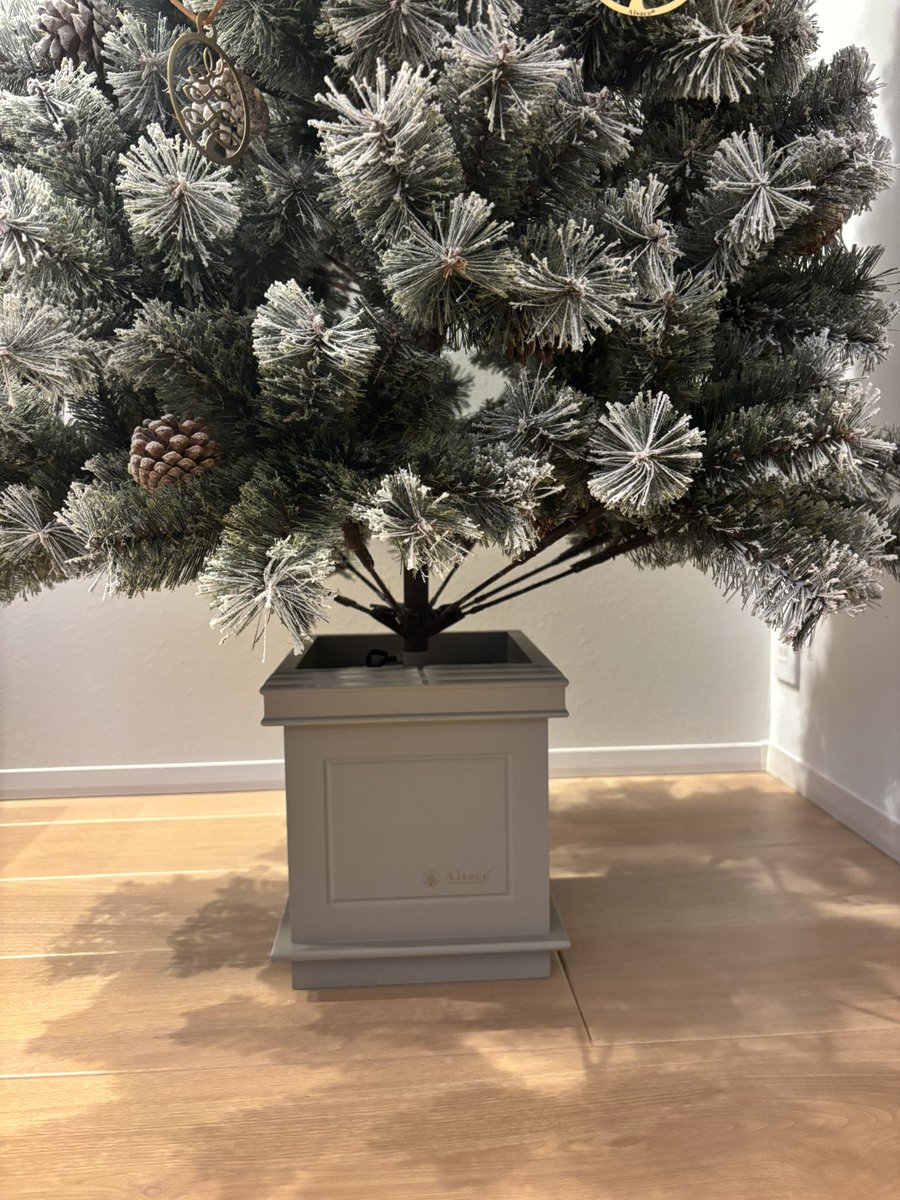 unagipa's tweet photo. アルザスツリー開封の儀🎄

松ぼっくり本物だ〜
粉雪がふんわり積もったようでとっても可愛い❤︎
娘たちも気に入ってくれたようで嬉しい☺️ https://t.co/9ItfTylpTs