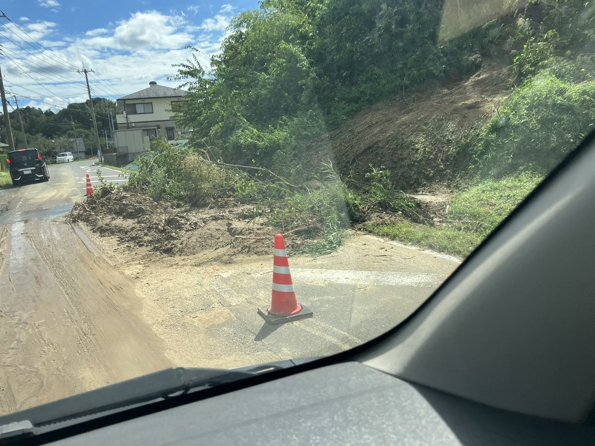 MExtremeEdition's tweet photo. Holy shit🫠
昨日の台風で山が崩れて道路が半分埋まっちまってるよぉ。大変だ.. https://t.co/Kk4tdWEjeA