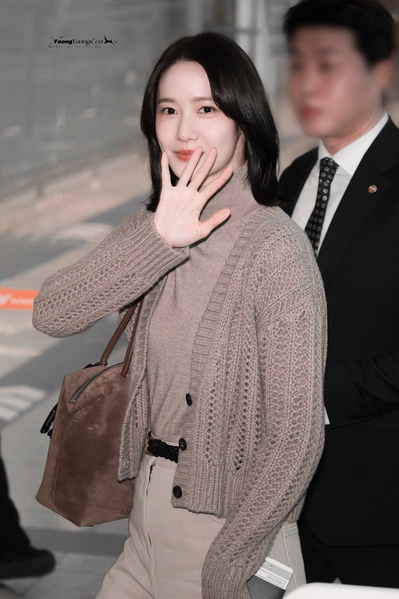 YoongYoongs_cn's tweet photo. 260922 Incheon Airport🛫
🫶🫶🫶
#LimYoonA #임윤아 #YoonA #윤아
#milanfashionweek
#maxmare https://t.co/NSRusrV1GT