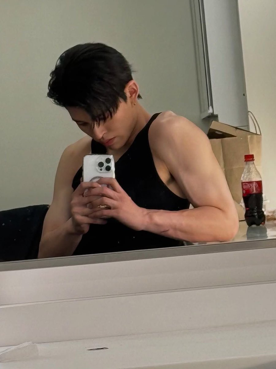 melunleaf's tweet photo. his waist                            his belt https://t.co/s8HcXUXDFN