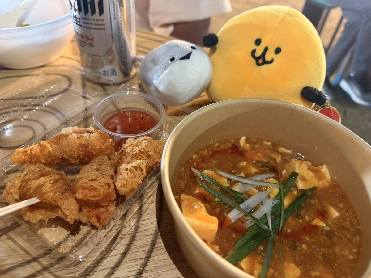 BASUPIlove's tweet photo. 大阪城でやってる
屋台フェス行ってきた☺️

美味しいものいっぱいで楽しかった

麻婆豆腐が結構辛くて良かったのと
チリソースつけて食べるエビの春巻き気に入った！
外軽めのサクサクで
中にトロッとあん絡めのエビが入ってる
ホルモンもアブラが入ってて嬉しい

この日チャーライ居なかったの残念😭 https://t.co/R3WehHie0k