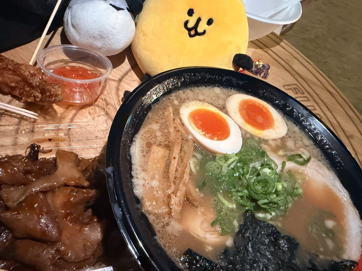 BASUPIlove's tweet photo. 大阪城でやってる
屋台フェス行ってきた☺️

美味しいものいっぱいで楽しかった

麻婆豆腐が結構辛くて良かったのと
チリソースつけて食べるエビの春巻き気に入った！
外軽めのサクサクで
中にトロッとあん絡めのエビが入ってる
ホルモンもアブラが入ってて嬉しい

この日チャーライ居なかったの残念😭 https://t.co/R3WehHie0k