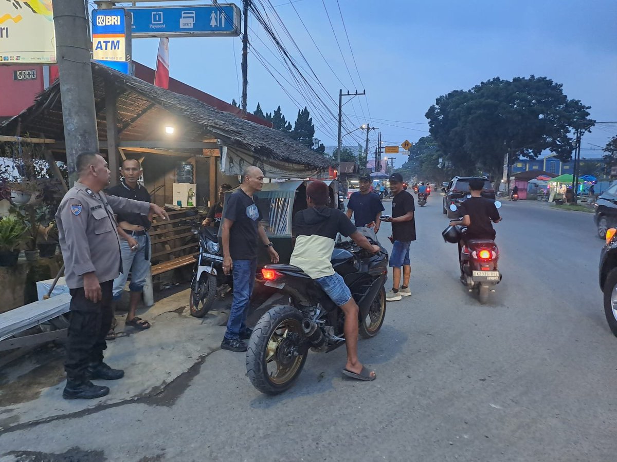 Humaspolsekbi11's tweet photo. personel berupaya memberikan rasa tenang serta menciptakan situasi lingkungan yang aman bagi masyarakat
               https://t.co/Q5vBWiq1tt https://t.co/ocZIBmLZAJ