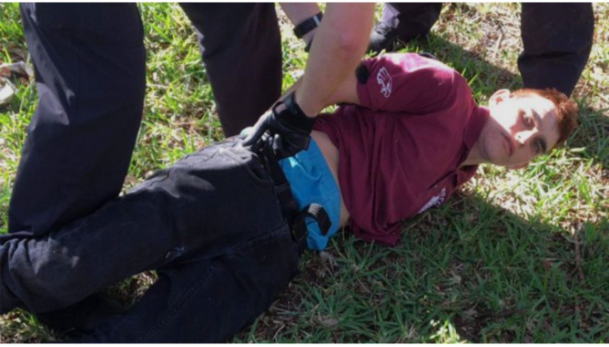 ElGanadorHenry's tweet photo. 🇻🇪🇺🇲Mató a 17 menores de edad en la escuela secundaria Marjory

Soltó el arma y se fue

A varios kilómetros lo reconocieron y le gritaron alto, a lo q el asesino corrió

La policía lo persiguió y nunca le disparó

Pero al Vzlanos xq intentó escapar le dieron un tiro x la espalda https://t.co/ogS0k9BwS2