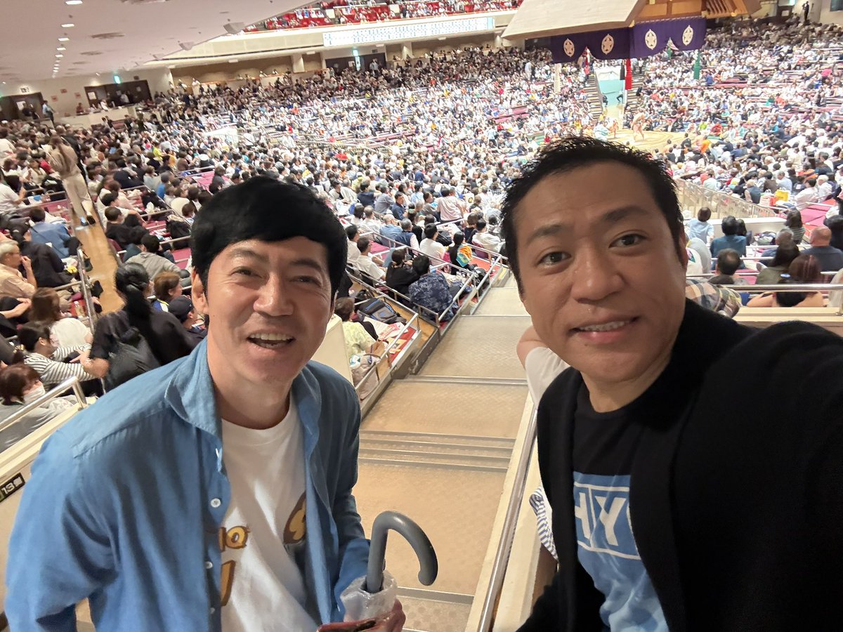 hanawa_bassman's tweet photo. 東京浅草新喜劇、大成功で終えることができました。
全公演超満員。
たくさんのお客様にお越しいただき本当にありがとうございました。
日替わりゲストの皆さんにも盛り上げていただき、会場は大爆笑🤣
笑いあり、涙あり。
東さんはじめ携わってくれた皆様に感謝しかありません。

そして何より、浅草という街が大好きになりました。
また来年も絶対やりたい。
そしてなんと昨日は東さんと大相撲観戦。
まだまだ芝居が続いているような気分でした（笑）

#東京浅草新喜劇
#家族以上父親未満
#大相撲