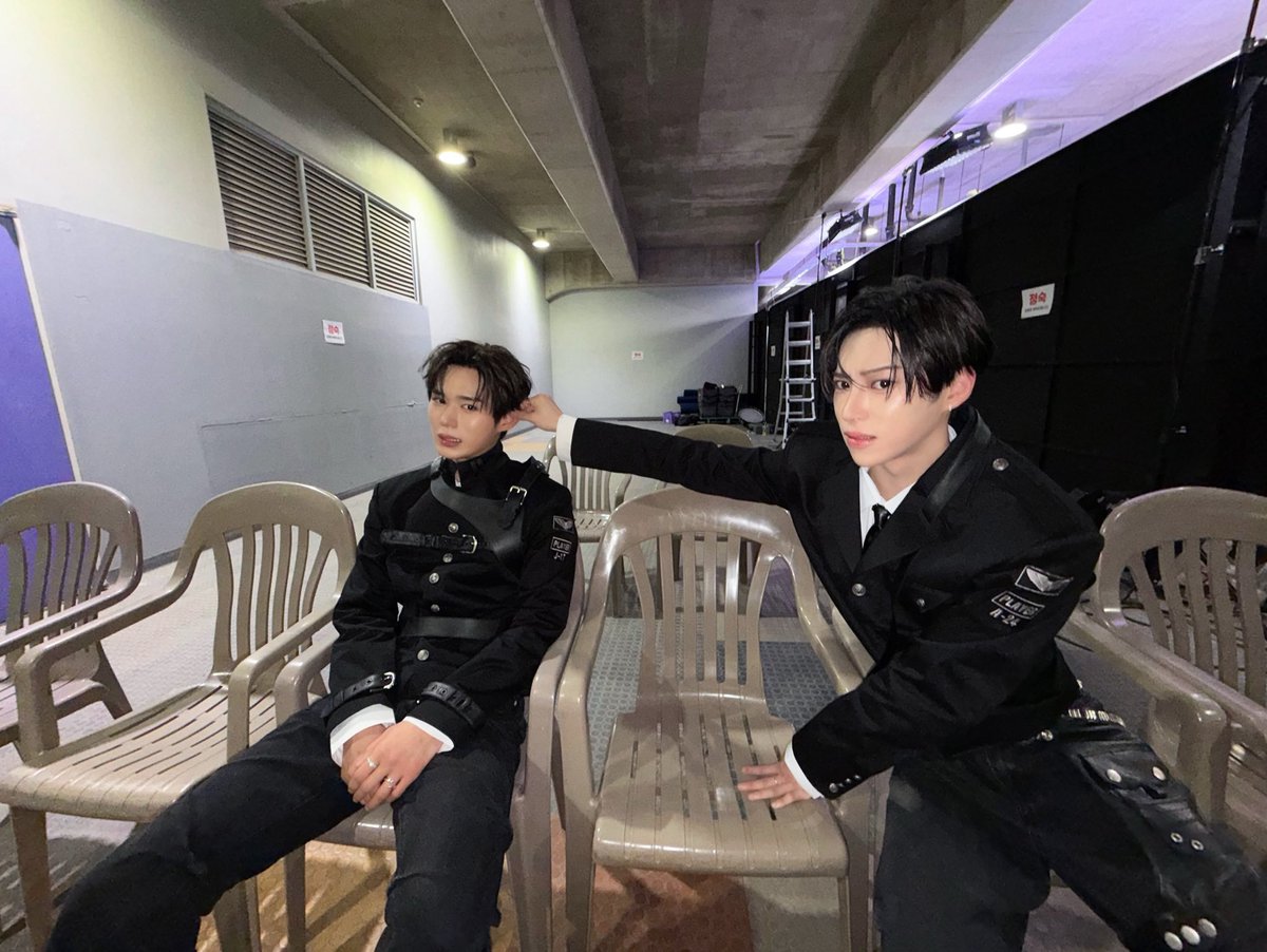 07070707jj's tweet photo. 年下が強そうな構図が好物に決まってる https://t.co/gHmEZXa4s2