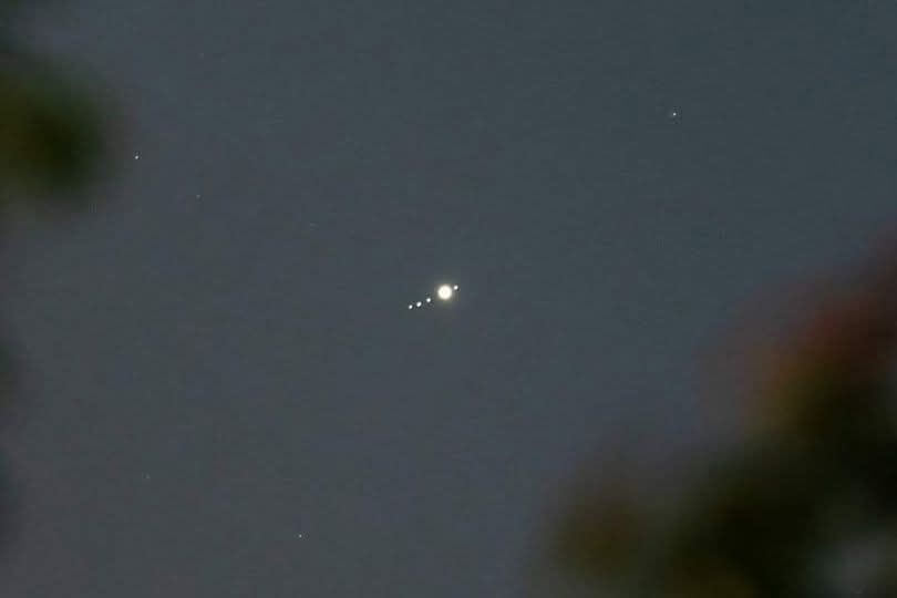 NightSkyToday's tweet photo. Jupiter and its 4 Galilean Moons. https://t.co/kXFXu1a0NA