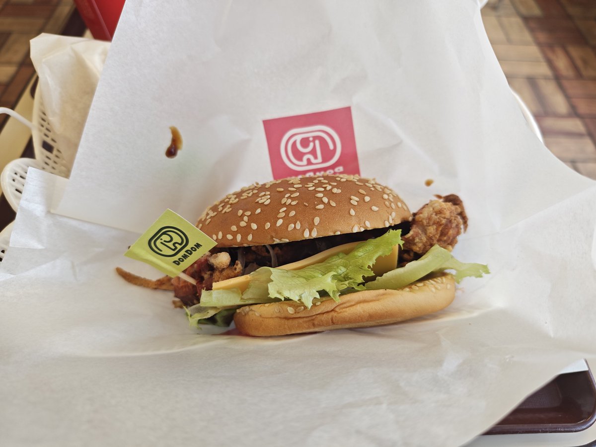 vrcmadder's tweet photo. ドムドムバーガーのカニを喰らってきた
蟹とは思えない柔らかさで美味しかったけど、ちっちゃい！ https://t.co/ZJHzzr8JYn