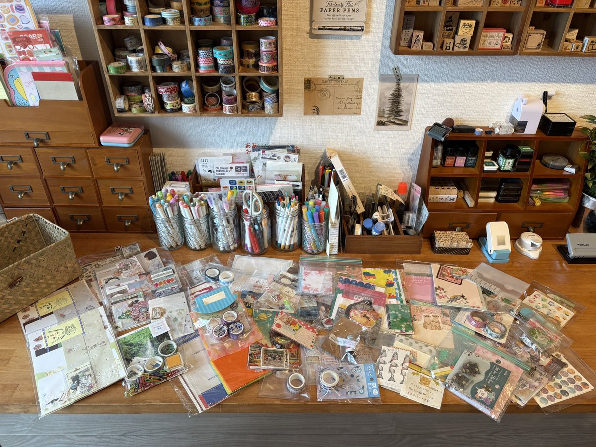 techo_atelier's tweet photo. 手帳アトリエ 桜木町店のおすそ分けボックス、
9/20時点の中身はこんな感じです。

前回ご紹介したときから、
中身がほとんど入れ替わっていました✨

一部は神楽坂店の
おすそ分けボックスに入れさせていただきました🌿

#手帳アトリエ　#旅するおすそ分け https://t.co/sPdkAkmBx4