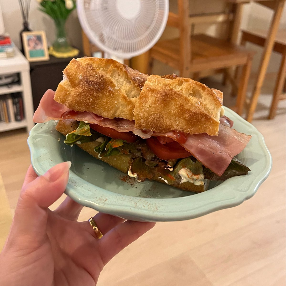 apenas_kaori's tweet photo. eu amo sanduíches acho que é a forma mais completa prática saudável e deliciosa de se alimentar nenhum outro alimento supera um sanduíche bem feito https://t.co/MgDnmj2bnw