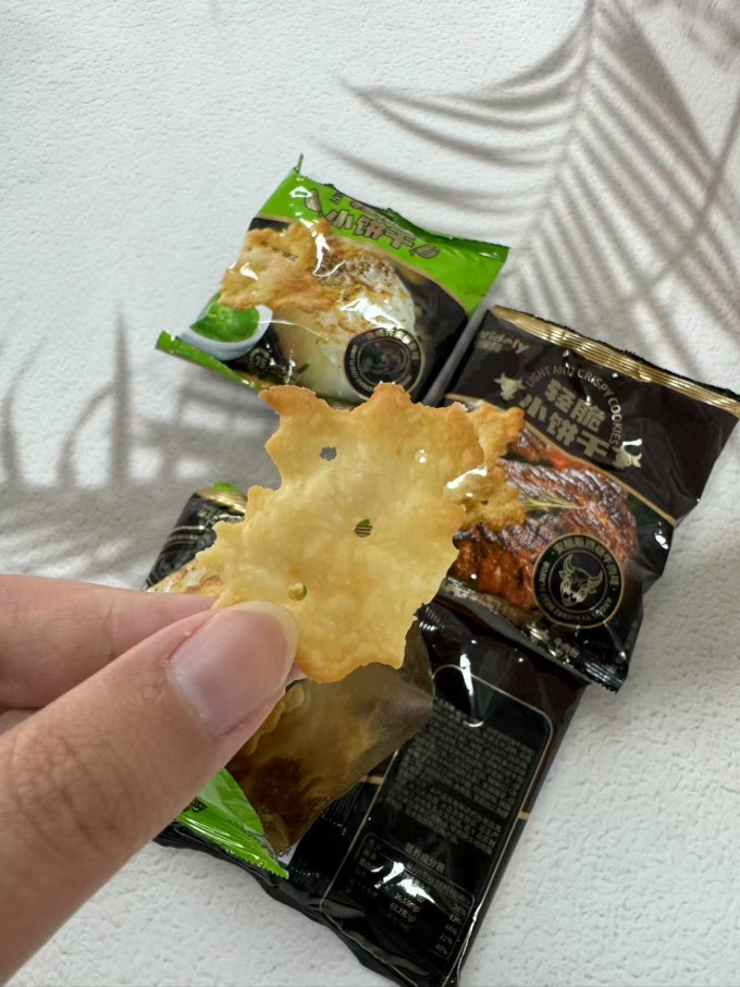 Hirozima8's tweet photo. Sharing the ultimate midday pick-me-up! These crispy matcha rice crackers are bursting with umami—grabbed a pack for my desk crew and we’re already reaching for seconds https://t.co/jhy9YVGtk1