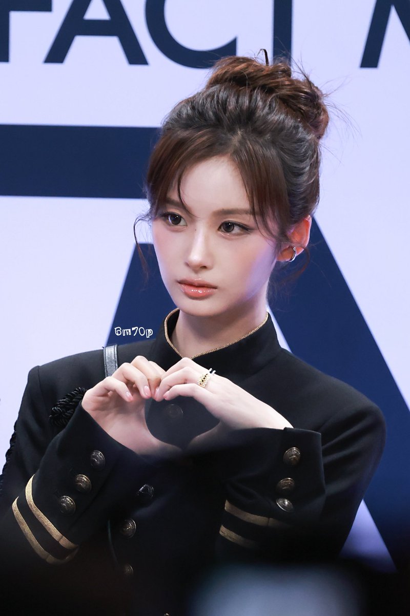 6m70p_xx's tweet photo. 260919 TMA

🫶🏻🫳🏻🐰

#NMIXX #엔믹스 
#SULLYOON #설윤 https://t.co/XOsU6yfXJ0