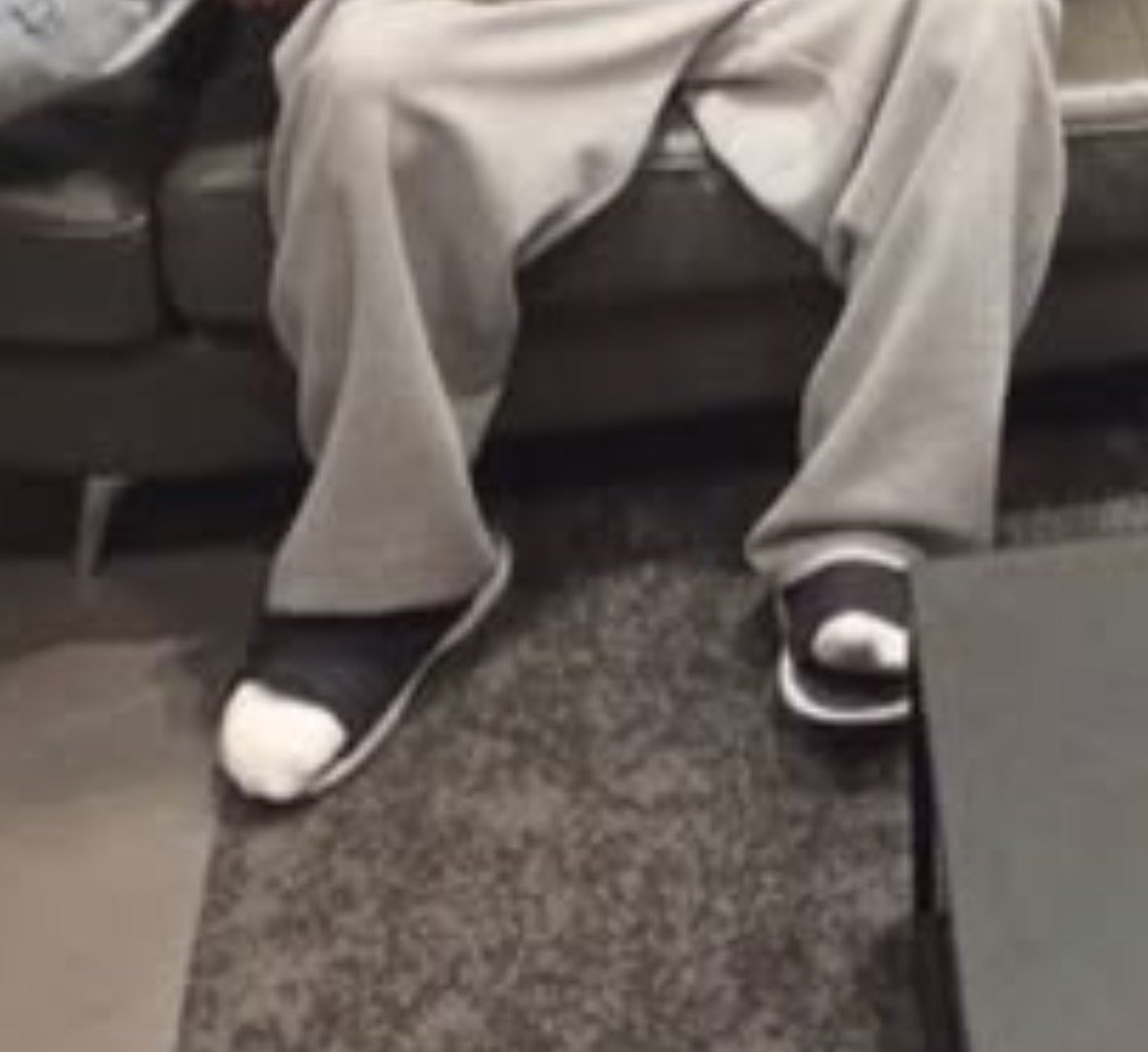 piapao_0's tweet photo. gemes kalo udah ngeliat woojin pake sendal tuh 😭😭😭 https://t.co/Qrgo2yTtu3