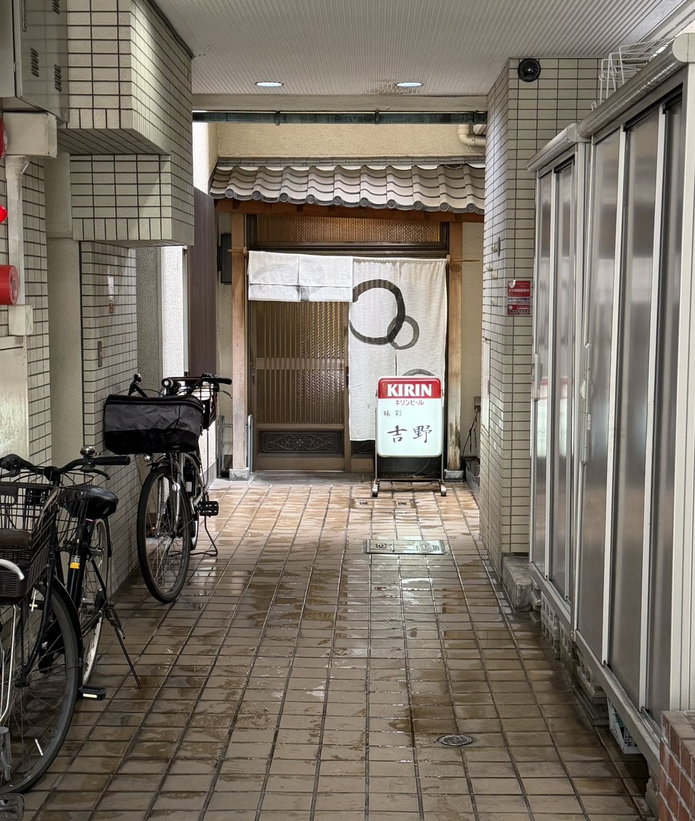 uenokuromon's tweet photo. 新宿三丁目の味彩吉野の麻婆豆腐ランチ、山椒の香りがブワッとして辛味と痺れが絶妙でめっちゃ美味しかった🤤陳建一さん直伝の四川麻婆豆腐なのにサラダ・スープもセットで1000円は安すぎる… https://t.co/42fLcmhSvG