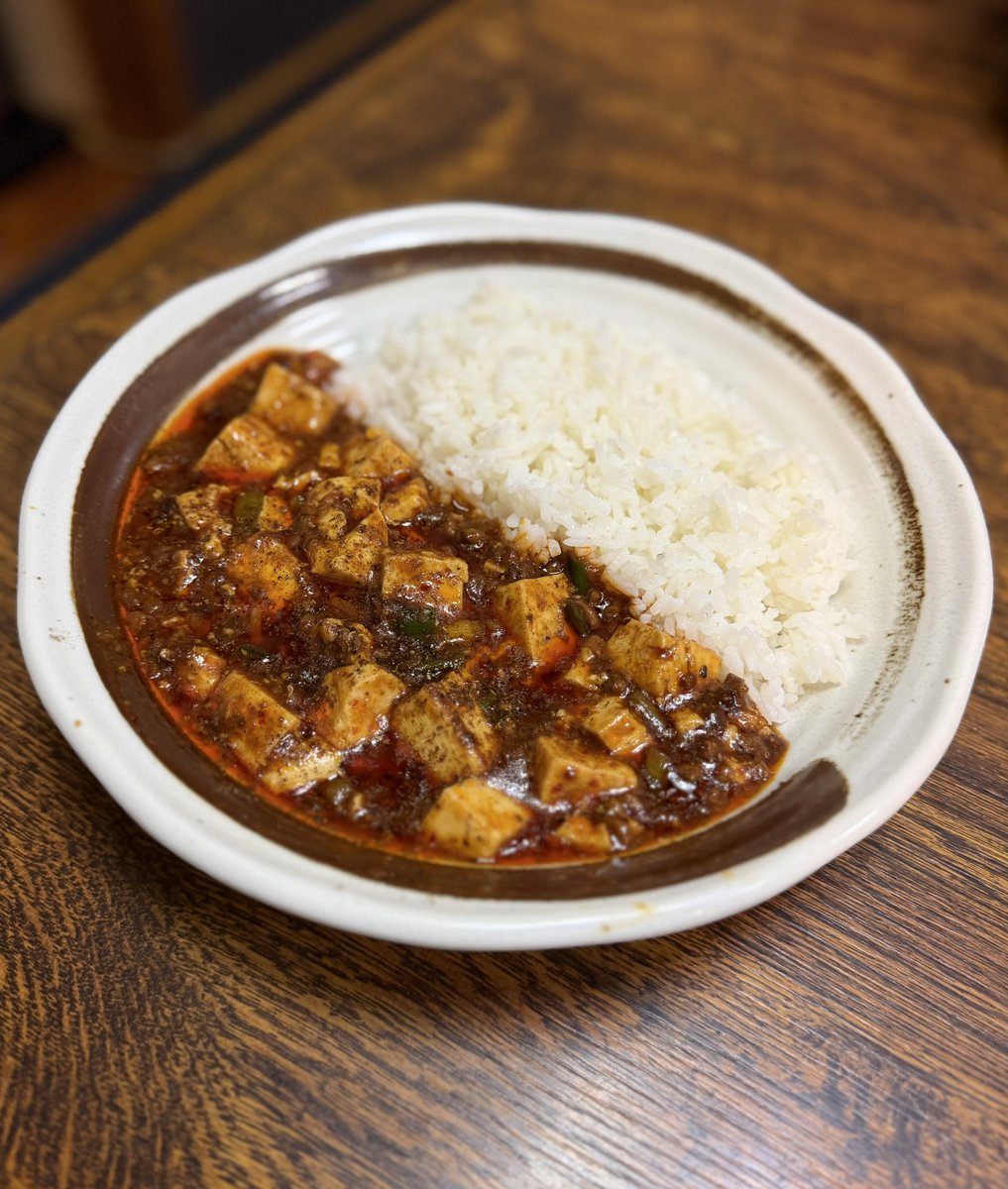 uenokuromon's tweet photo. 新宿三丁目の味彩吉野の麻婆豆腐ランチ、山椒の香りがブワッとして辛味と痺れが絶妙でめっちゃ美味しかった🤤陳建一さん直伝の四川麻婆豆腐なのにサラダ・スープもセットで1000円は安すぎる… https://t.co/42fLcmhSvG