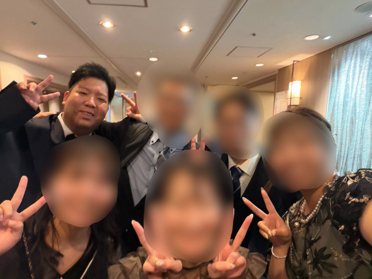 kuma_0423_'s tweet photo. 昨日は会社行事でした🎉

みんなお酒も入って終了後には目の前で男同士の熱いキスを見せられ（3枚目）、��の後肩を組まれキスしないでくれよーと引きつってる4枚目です笑 https://t.co/9Cs8J0Pvdu