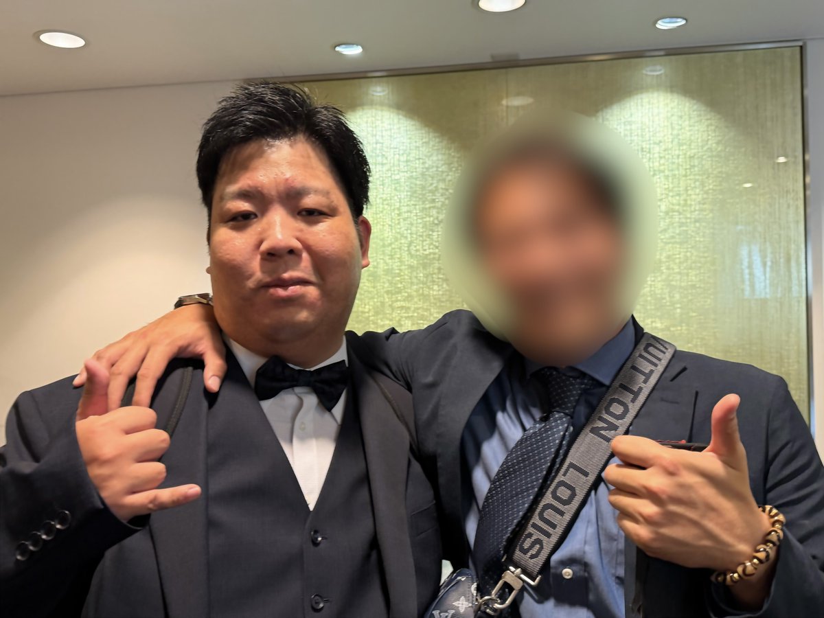 kuma_0423_'s tweet photo. 昨日は会社行事でした🎉

みんなお酒も入って終了後には目の前で男同士の熱いキスを見せられ（3枚目）、��の後肩を組まれキスしないでくれよーと引きつってる4枚目です笑 https://t.co/9Cs8J0Pvdu