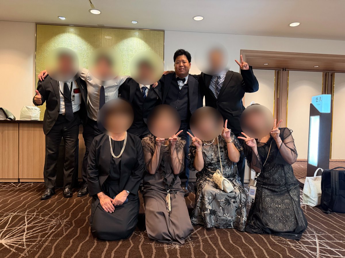 kuma_0423_'s tweet photo. 昨日は会社行事でした🎉

みんなお酒も入って終了後には目の前で男同士の熱いキスを見せられ（3枚目）、��の後肩を組まれキスしないでくれよーと引きつってる4枚目です笑 https://t.co/9Cs8J0Pvdu