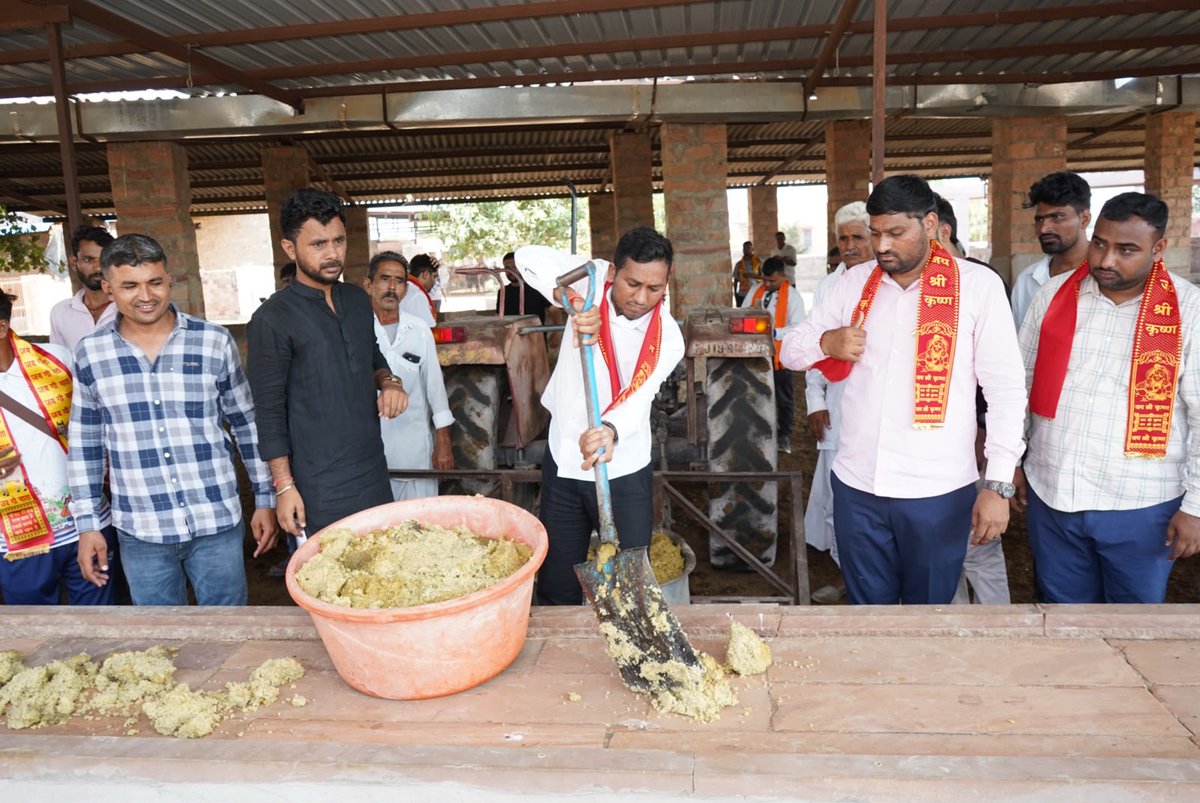 BJP4Rajasthan's tweet photo. ‘वडनगर से वाराणसी सेवा संकल्प बाइक यात्रा’ के राजस्थान प्रवास के दौरान जोधपुर देहात में सेवा यात्रियों ने गौशाला पहुंचकर गौ माता को गुड़ एवं चारा खिलाकर गौसेवा की।

सेवा, संस्कार और संवेदना के इस भाव के साथ सेवा यात्रियों ने जीव मात्र के प्रति करुणा एवं सेवा का संदेश दिया।

#SevaYatra
#SevaSankapAbhiyaan