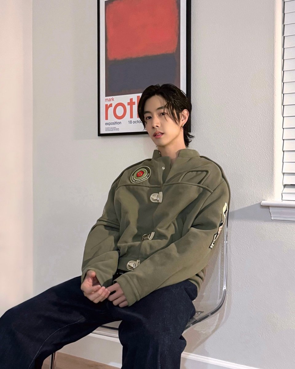 oraeoraegaza's tweet photo. 로스코로부터 받은 듯한 영감을 마크의 음악으로 보여줄 때. 바스키아의 상처와 영광이 마크의 팔에 영원히 새겨질 때.

마침내 마크가 붓을 들고 음악을 듣는 스피커를 캔버스 삼아 색을 칠할 때.

이런 기회는 우연처럼 오지만 자기 사람을 알아보고 오는 법, 화가에 대한 리스펙을 표현하며 회화와 음악 사이를 자기 안에서 연결하고 있는 마크에게 온 것이다.

Mark Tuan At Bang & Olufsen Sydney
#MarkTuanxBangOlufsen #BangOlufsen
#MarkTuan #마크투안 @marktuan