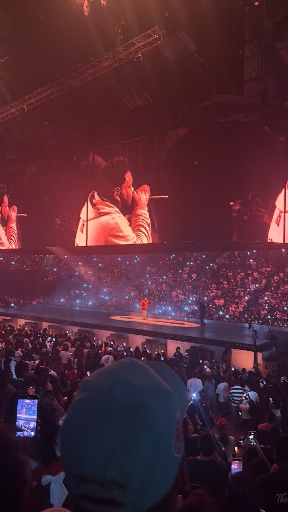 AdrinhQ's tweet photo. fatass singing it off https://t.co/UQqADJK8cd