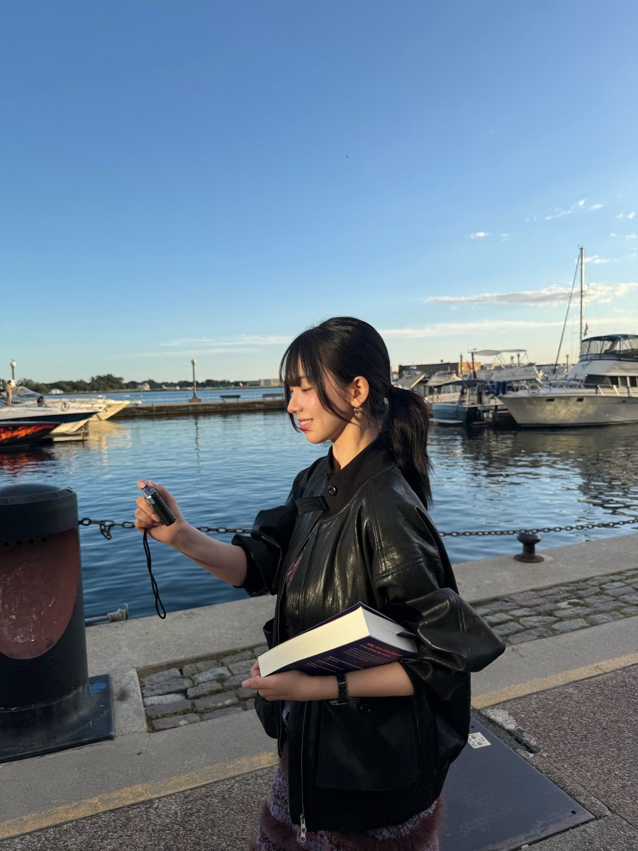 sunshine_080507's tweet photo. karina who went on a tour and only brought a few books

with only one book left - project hail mary, she said she had to save it and read it sparingly.  seeing her actually reading it slowly bit by bit is really endearing https://t.co/h3qD5dlSXM
