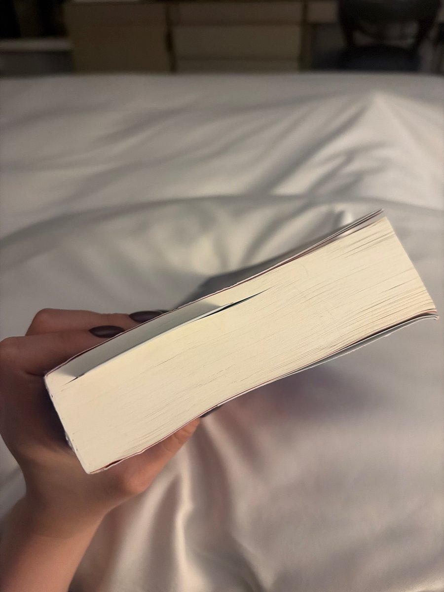 sunshine_080507's tweet photo. karina who went on a tour and only brought a few books

with only one book left - project hail mary, she said she had to save it and read it sparingly.  seeing her actually reading it slowly bit by bit is really endearing https://t.co/h3qD5dlSXM
