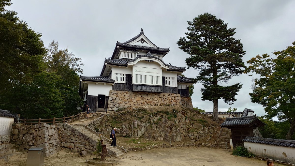 j5641469's tweet photo. お城巡り。
備中松山城は曇りだったのが残念❗️
鬼ノ城への道のりは対馬よりエグくて、何箇所も対向とすれ違い渋滞してた😱
バイクで良かった😁

#烏城
#福山城
#備中高松城
#鬼ノ城
#備中松山城
#ツーリング https://t.co/gGM90IQfov