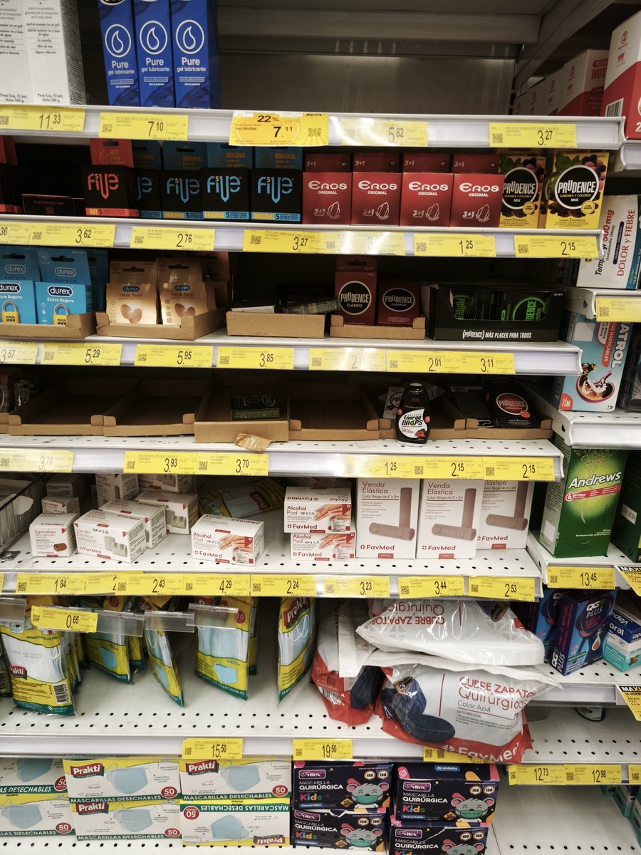 bajolalupaEC's tweet photo. #Ecuador 
En Megamaxi de Mall Del Sol, en Guayaquil: 
-estantes destinados al bienestar individual y en pareja 
-alta demanda ha existido ya que se han agotado la mayor cantidad de preservativos y de lubricantes (el local comercial es el que mayor diversidad de marcas y modelos ofrece).