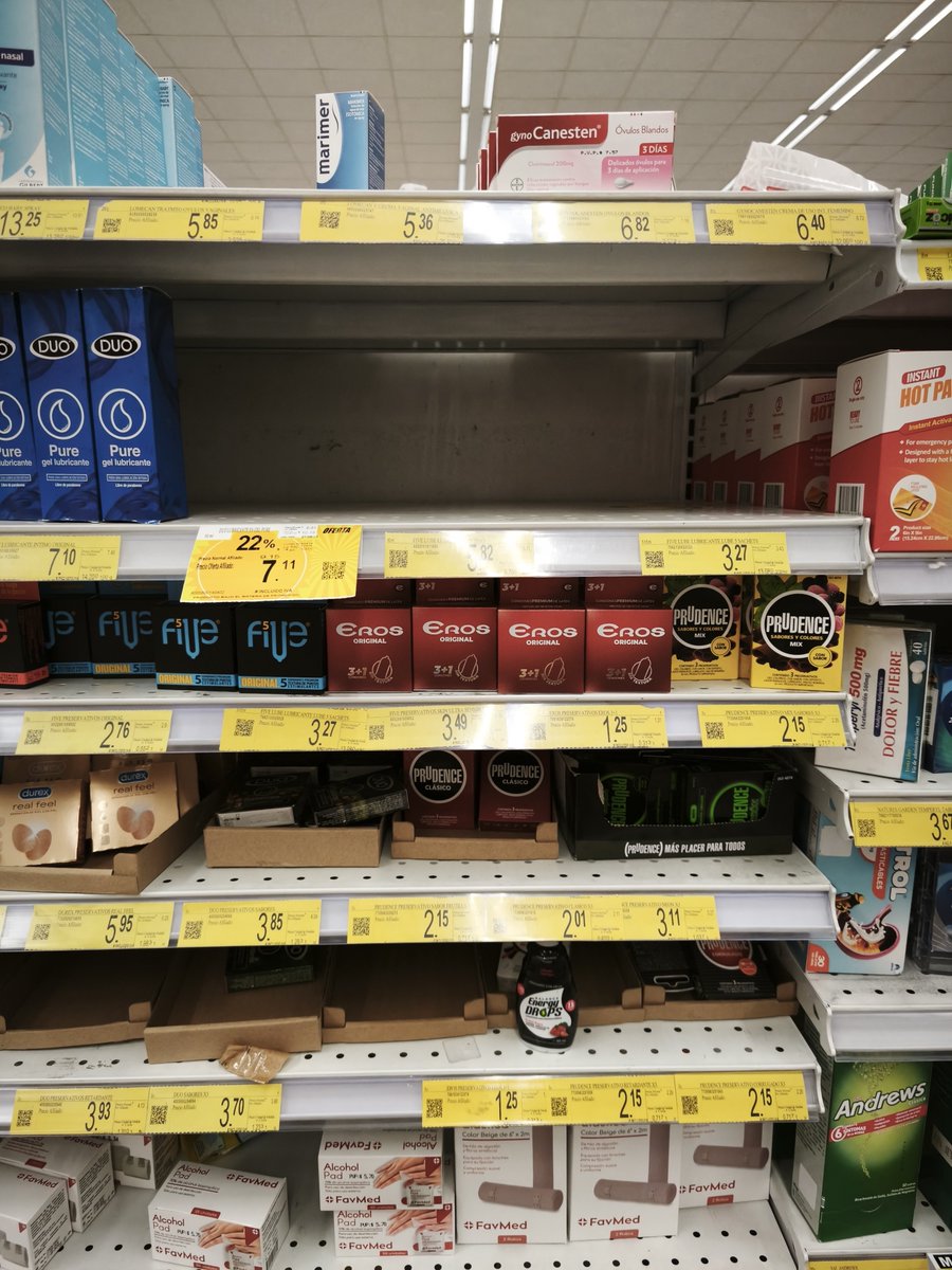 bajolalupaEC's tweet photo. #Ecuador 
En Megamaxi de Mall Del Sol, en Guayaquil: 
-estantes destinados al bienestar individual y en pareja 
-alta demanda ha existido ya que se han agotado la mayor cantidad de preservativos y de lubricantes (el local comercial es el que mayor diversidad de marcas y modelos ofrece).