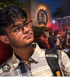 DrLaxman_Yadav's tweet photo. IIT बॉम्बे की घटना पर कुछ लोग तर्क दे रहे हैं कि आत्महत्या तो दूसरे छात्र भी करते हैं, फिर इसमें जाति की बात क्यों?

ये कैसा तर्क है? कल को किसी की हत्या हो जाए तो क्या ये कहेंगे कि लोग रोज़ सड़क हादसों में भी मरते हैं, फिर एक हत्या पर इतना सवाल क्यों?

सवाल सिर्फ़ मौत का नहीं, उन परिस्थितियों का भी है जो किसी को मौत तक ले गईं। अगर जातिगत अपमान और भेदभाव के आरोप हैं तो उनकी निष्पक्ष जाँच होनी चाहिए। दूसरी आत्महत्याओं की गिनती बताकर इन सवालों को दबाया नहीं जा सकता।

और कुछ कथित मेनस्ट्रीम मीडिया - नहीं, मनुवादी मीडिया के पत्रकार ये दिखाना चाहते हैं कि वहाँ के बच्चे बता रहे हैं कि IIT में कोई जातिवाद नहीं होता।

तो उनसे बस एक बात कहनी है - जो जाति-व्यवस्था के शीर्ष पर बैठा है, उसे जातिवाद दिखाई ही कहाँ देता है? उसे तो लगता है कि सब ठीक ही चल रहा है।
