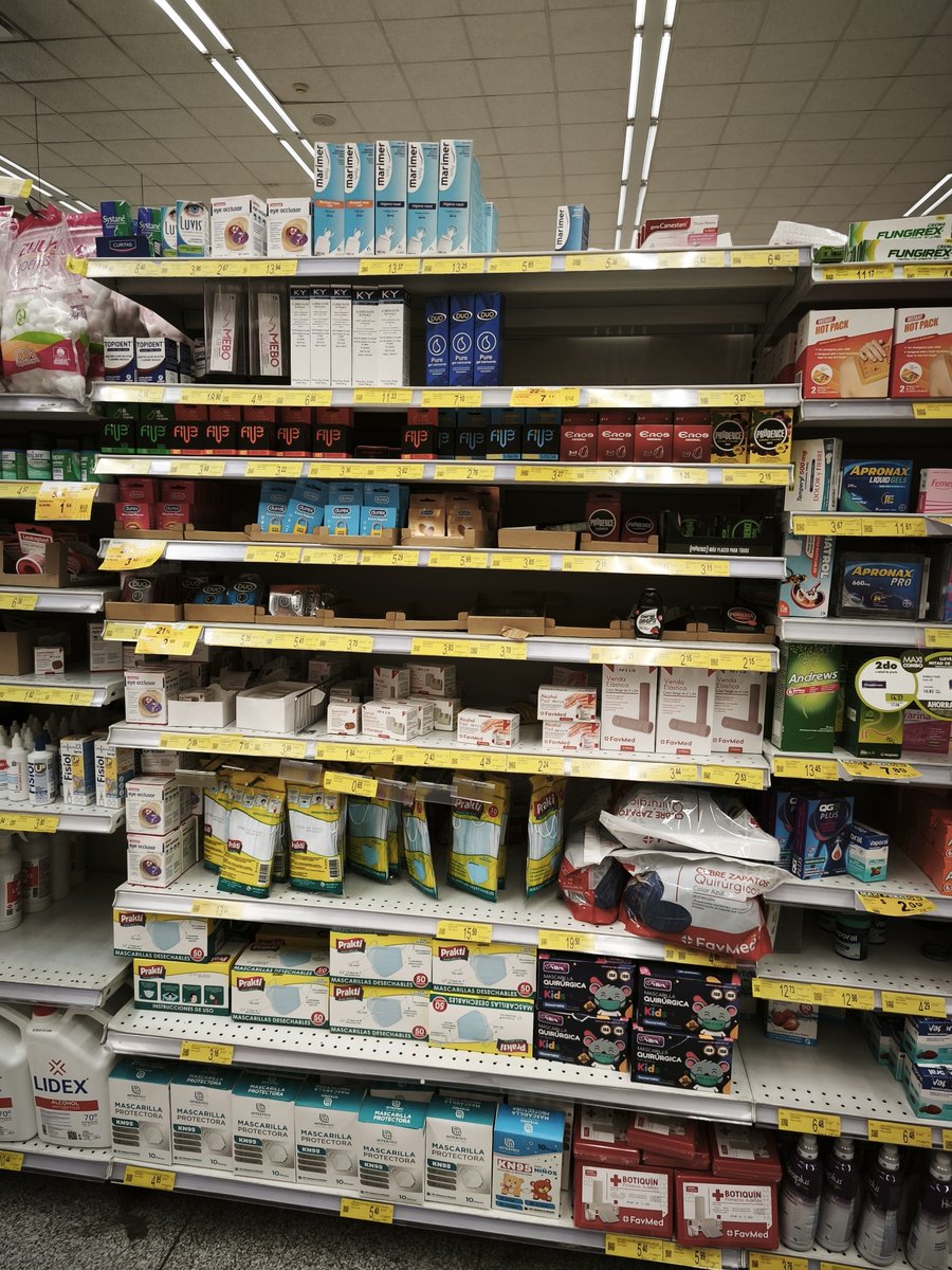 bajolalupaEC's tweet photo. #Ecuador 
En Megamaxi de Mall Del Sol, en Guayaquil: 
-estantes destinados al bienestar individual y en pareja 
-alta demanda ha existido ya que se han agotado la mayor cantidad de preservativos y de lubricantes (el local comercial es el que mayor diversidad de marcas y modelos ofrece).